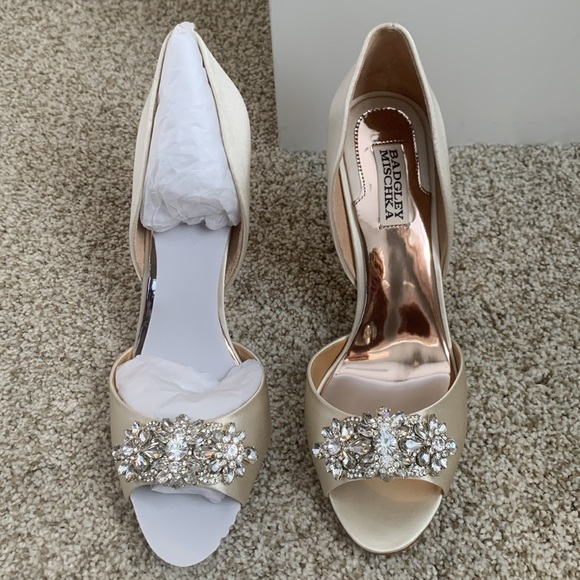 NIB Badgley Mischka size 9 1/2 special occasion heels, ivory satin, new & unworn - Picture 2 of 6